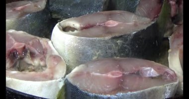 Kızarmış balık tabakta