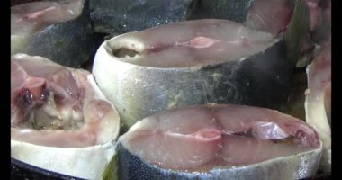 Kızarmış balık tabakta