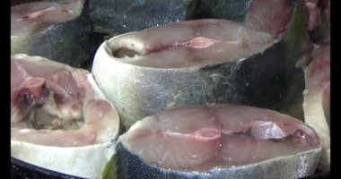 Kızarmış balık tabakta