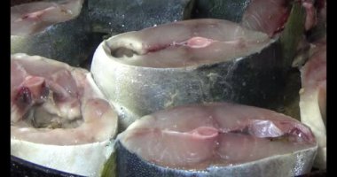 Kızarmış balık tabakta