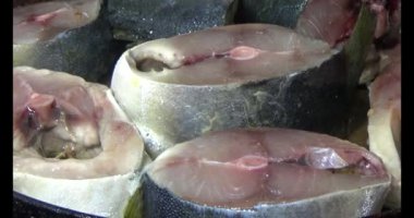 Kızarmış balık tabakta