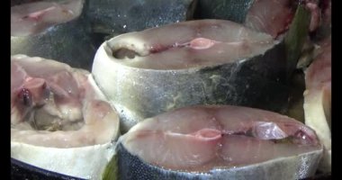 Kızarmış balık tabakta