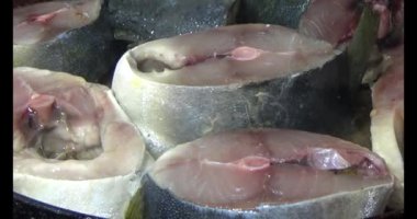 Kızarmış balık tabakta