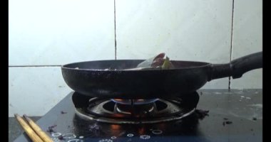 Kızarmış balık tabakta