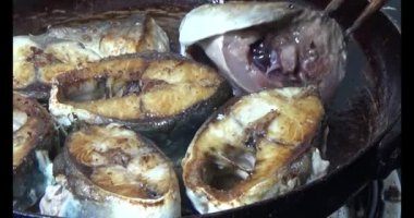 Kızarmış balık tabakta