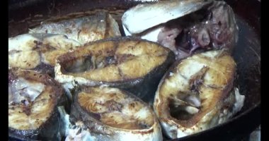 Kızarmış balık tabakta