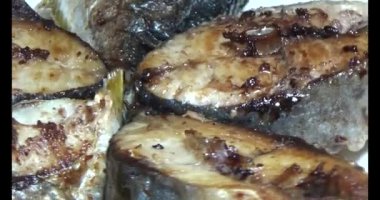 Tabakta kızarmış balık