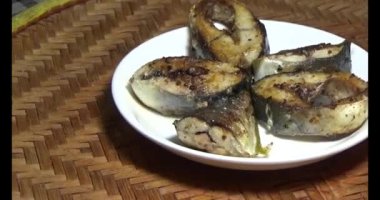 Tabakta kızarmış balık