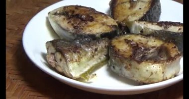 Tabakta kızarmış balık