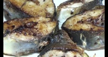 Tabakta kızarmış balık