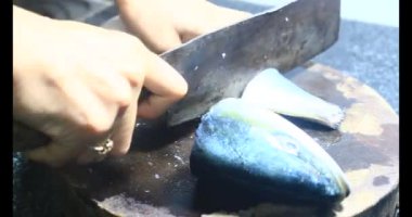 Tabakta kızarmış balık