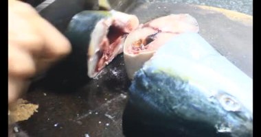 Tabakta kızarmış balık