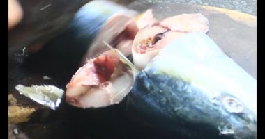 Tabakta kızarmış balık