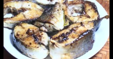 Tabakta kızarmış balık