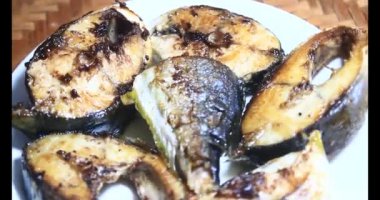 Tabakta kızarmış balık