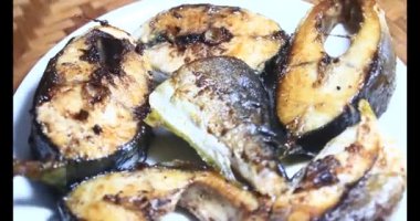 Tabakta kızarmış balık