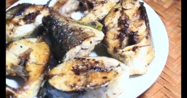 Tabakta kızarmış balık