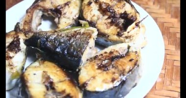 Tabakta kızarmış balık