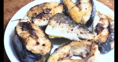 Tabakta kızarmış balık