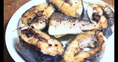 Tabakta kızarmış balık