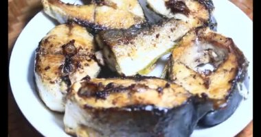 Tabakta kızarmış balık