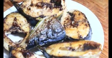 Tabakta kızarmış balık