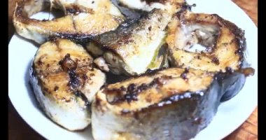 Tabakta kızarmış balık