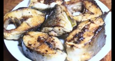 Tabakta kızarmış balık