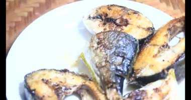 Tabakta kızarmış balık