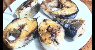 Tabakta kızarmış balık