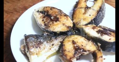 Tabakta kızarmış balık