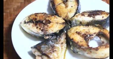 Tabakta kızarmış balık