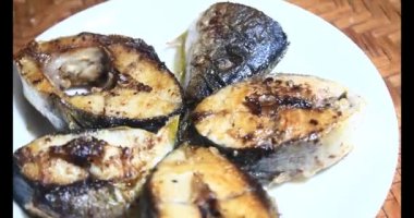 Tabakta kızarmış balık