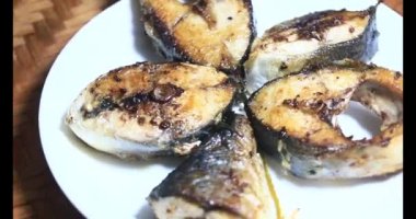 Tabakta kızarmış balık