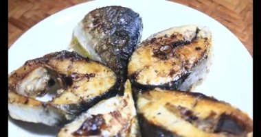 Tabakta kızarmış balık