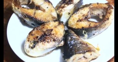 Tabakta kızarmış balık