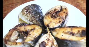 Tabakta kızarmış balık