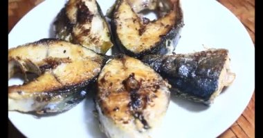 Tabakta kızarmış balık