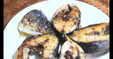 Tabakta kızarmış balık