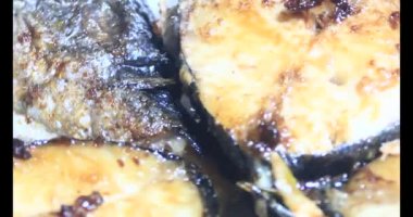 Tabakta kızarmış balık