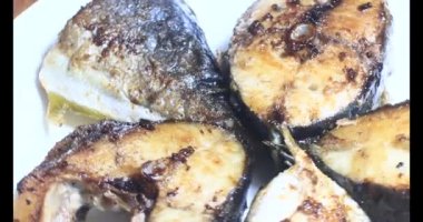 Tabakta kızarmış balık