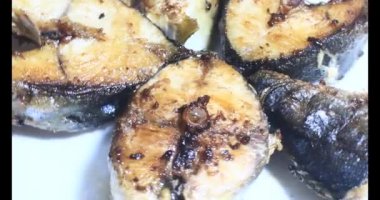 Tabakta kızarmış balık