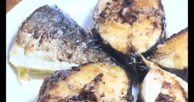 Tabakta kızarmış balık