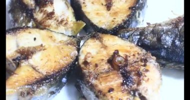 Tabakta kızarmış balık