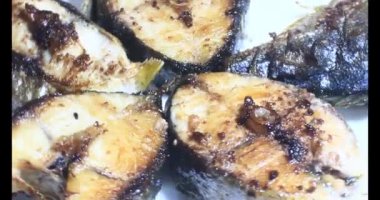 Tabakta kızarmış balık