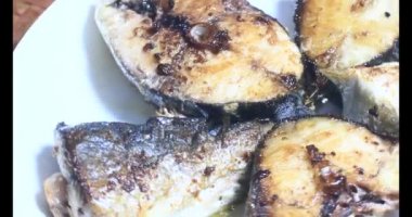 Tabakta kızarmış balık