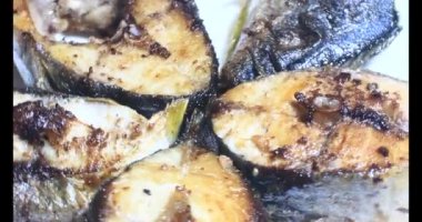 Tabakta kızarmış balık