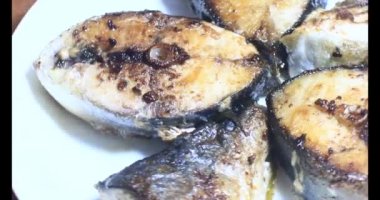 Tabakta kızarmış balık