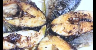 Tabakta kızarmış balık