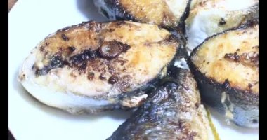 Tabakta kızarmış balık